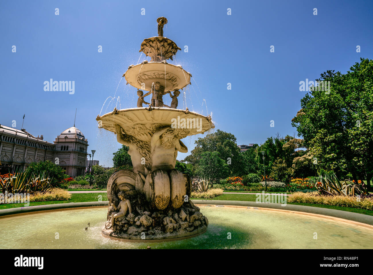 Vue sur la fontaine dans les jardins Carlton, un site du patrimoine mondial en Australie Victoria Melbourne Banque D'Images