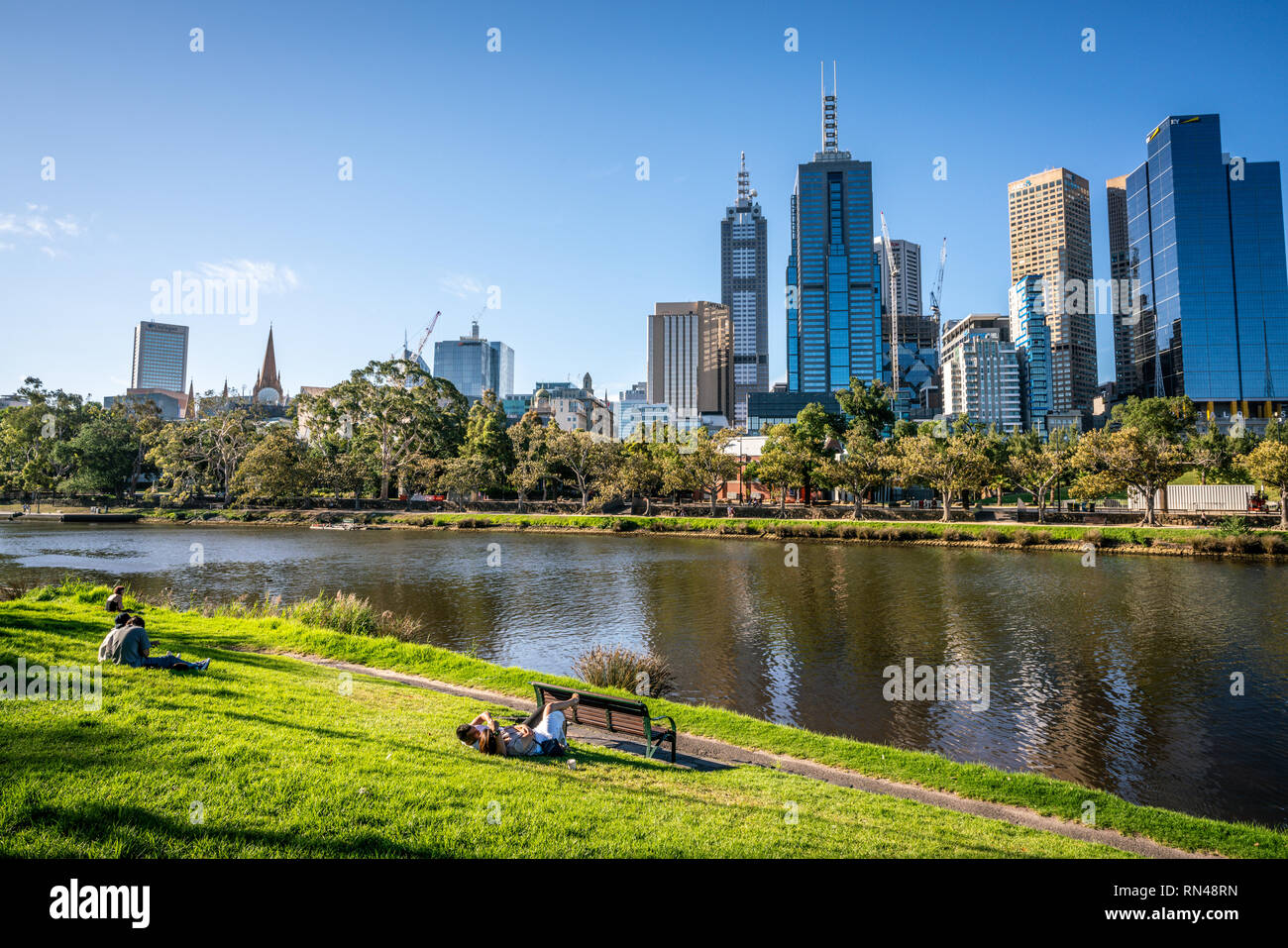 2 janvier 2019, Melbourne, Australie : Les gens se reposant sur la rivière Yarra en herbe promenade centre de Melbourne CBD de Melbourne et Victoria dans un horizon Banque D'Images