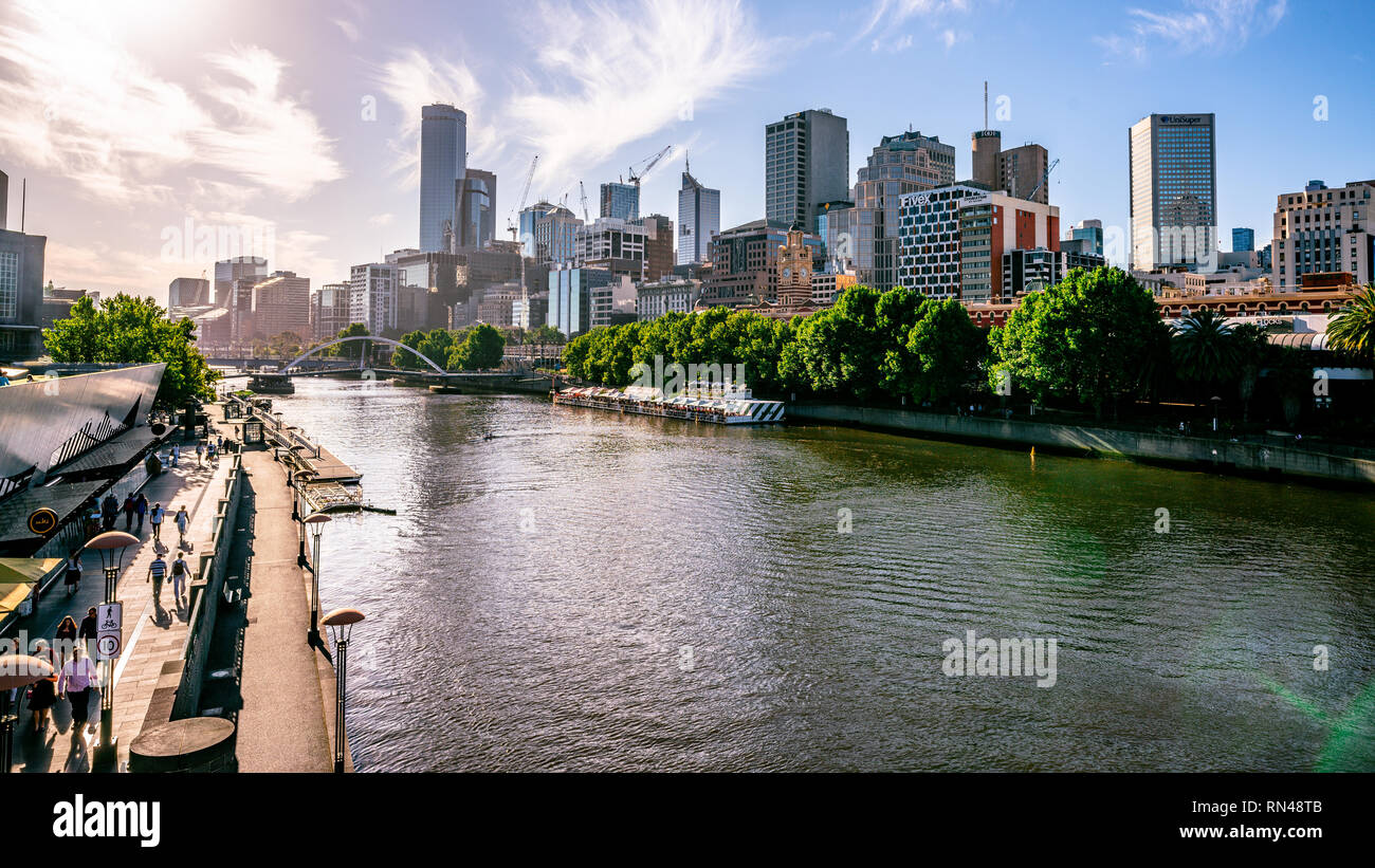 2 janvier 2019, Melbourne, Australie : vue sur la rivière Yarra, dans le centre de Melbourne avec la promenade des berges et CBD de Melbourne, en Australie Victoria Banque D'Images