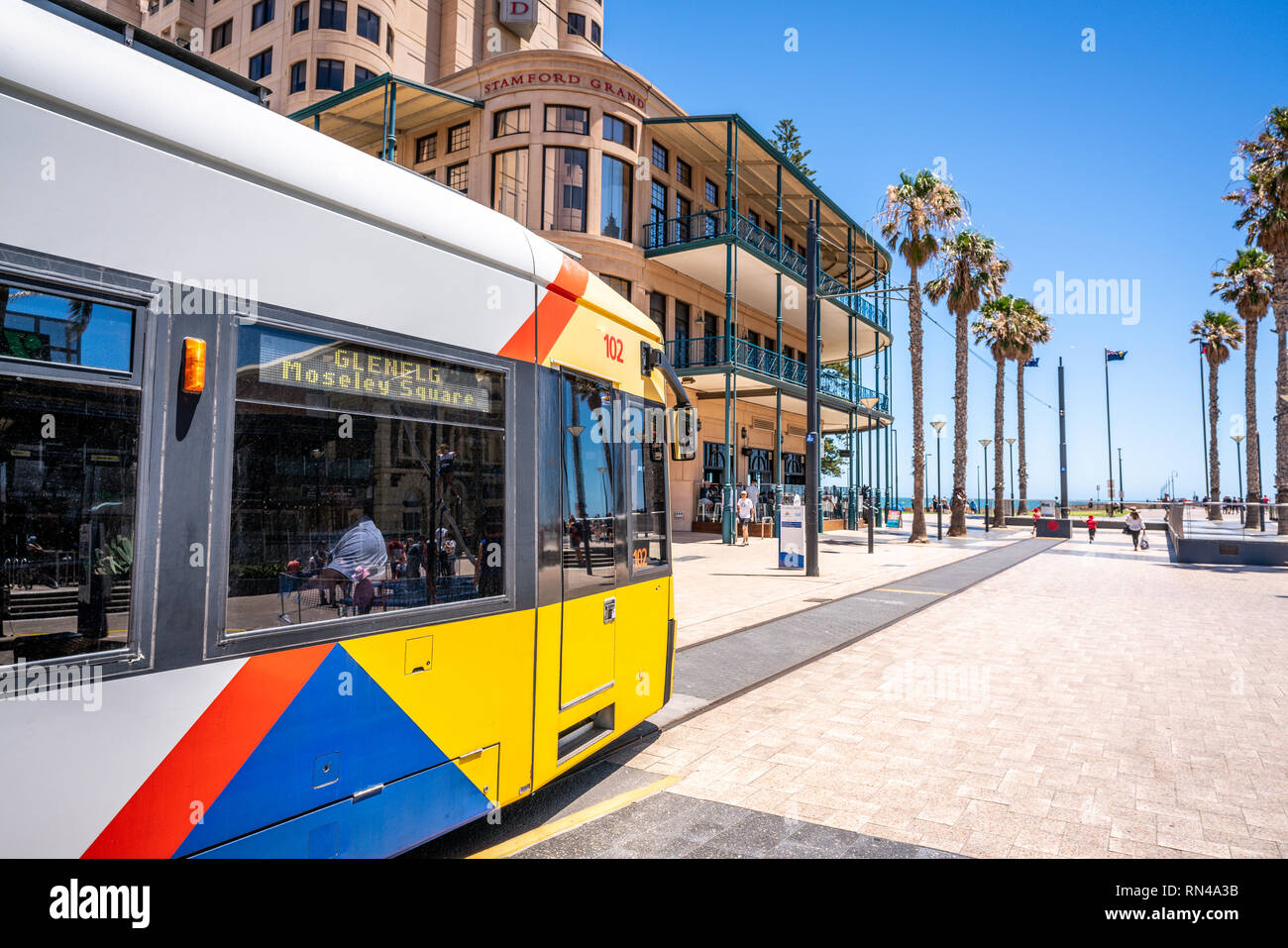 31 décembre 2018 , l'Australie du Sud Adélaïde Glenelg Adelaide : tram au terminus à Moseley square, Glenelg et vue de la plage et de la jetée dans Banque D'Images