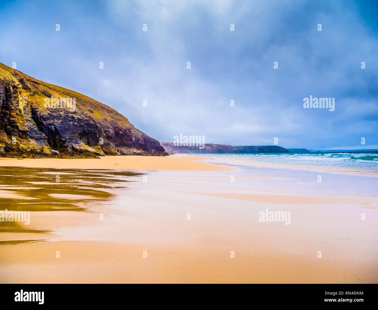 St Agnes Beach à Cornwall - un paradis pour les surfeurs en Angleterre Banque D'Images