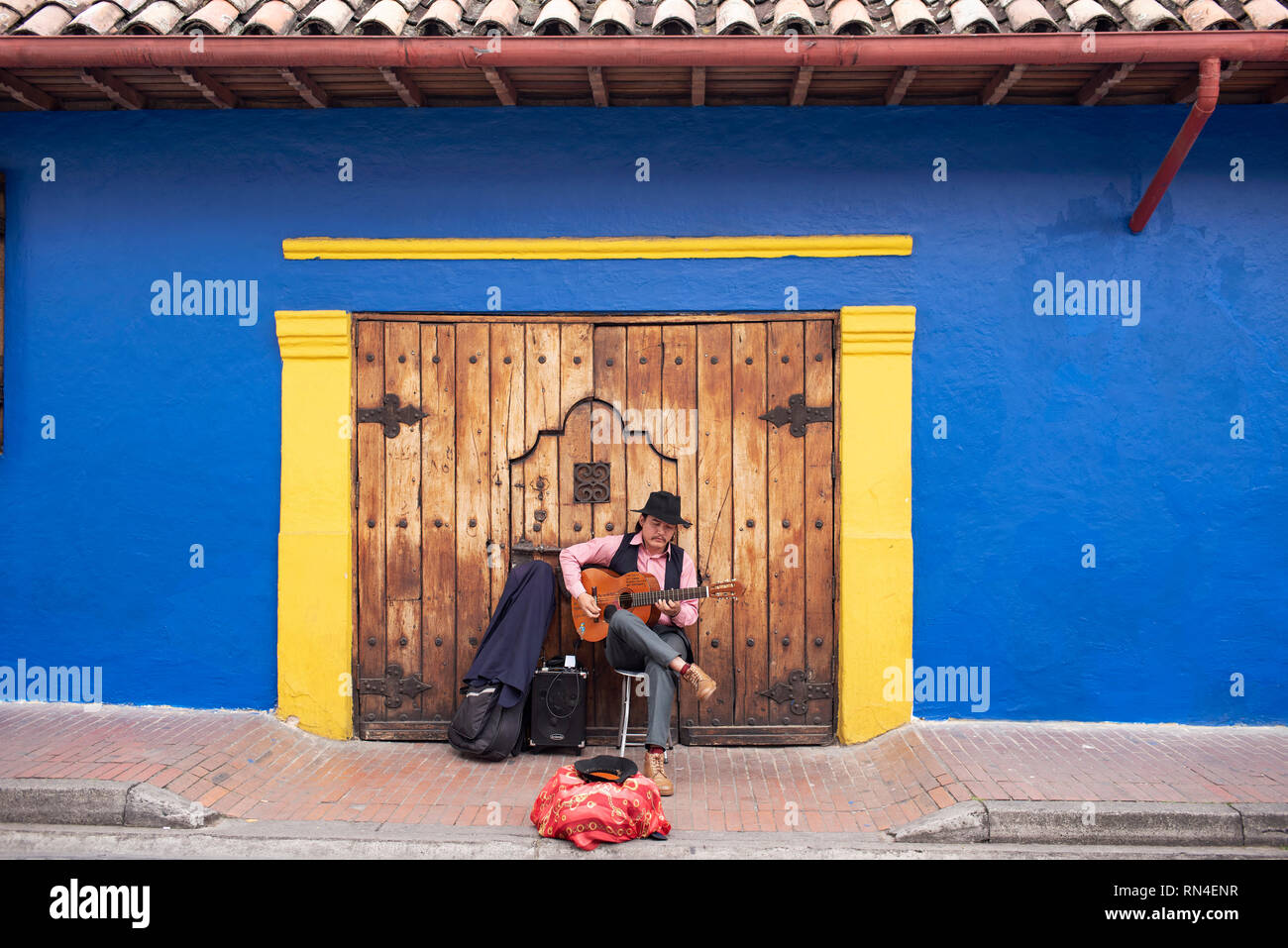 Jeune guitariste d'effectuer dans les rues de La Candelaria, le quartier historique de Bogota, Colombie. Sep 2018 Banque D'Images