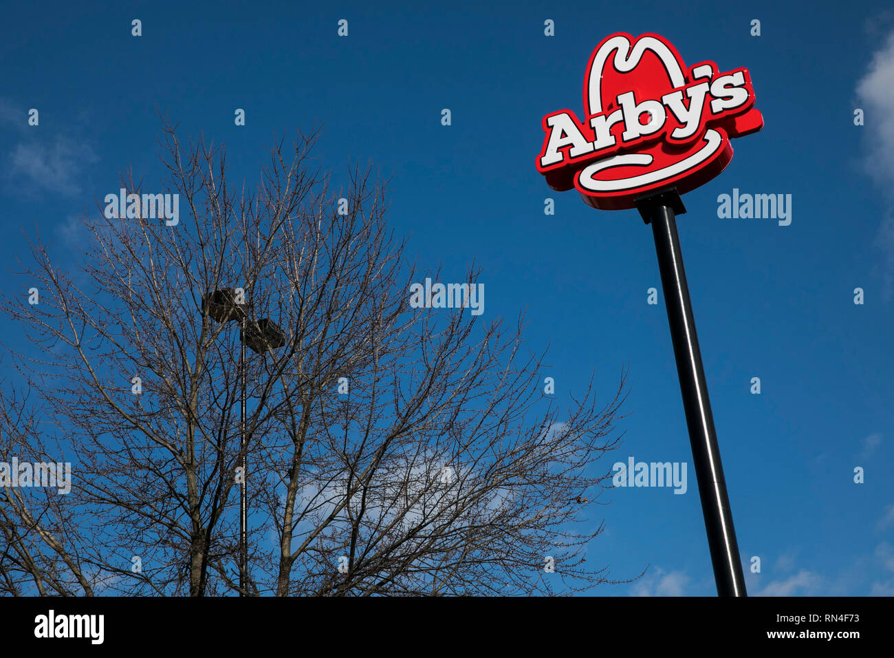 Un logo affiche à l'extérieur d'un emplacement restaurant Arby's à Martinsburg, en Virginie de l'Ouest le 13 février 2019. Banque D'Images