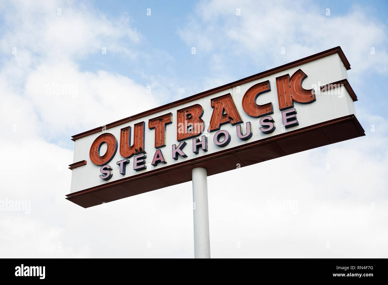 Un logo affiche à l'extérieur d'un Outback Steakhouse Restaurant location à Martinsburg, en Virginie de l'Ouest le 13 février 2019. Banque D'Images