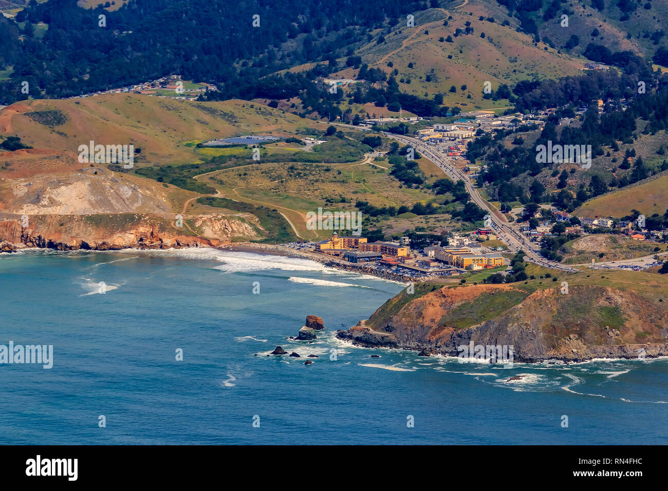 Les falaises escarpées et Pacifica State Beach dans le comté de San Mateo, Californie du Nord, un vol au départ de San Francisco, USA Banque D'Images