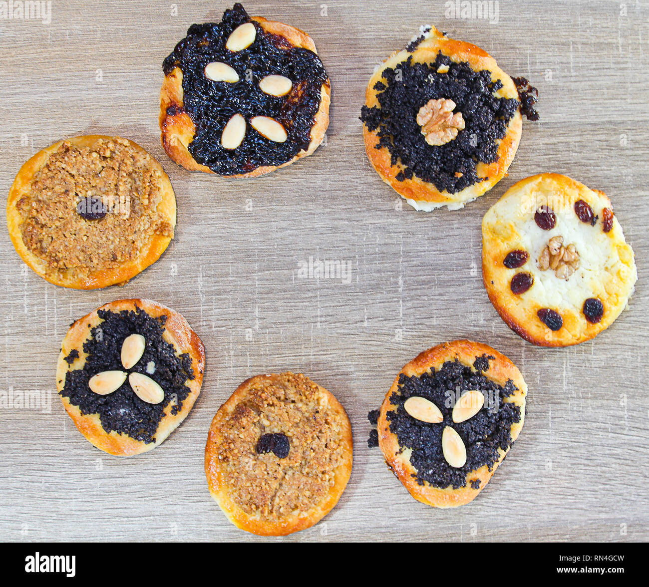 Maison de levure gâteau au pavot, fromage, raisin et amande avec serviette sur bois rustique Banque D'Images