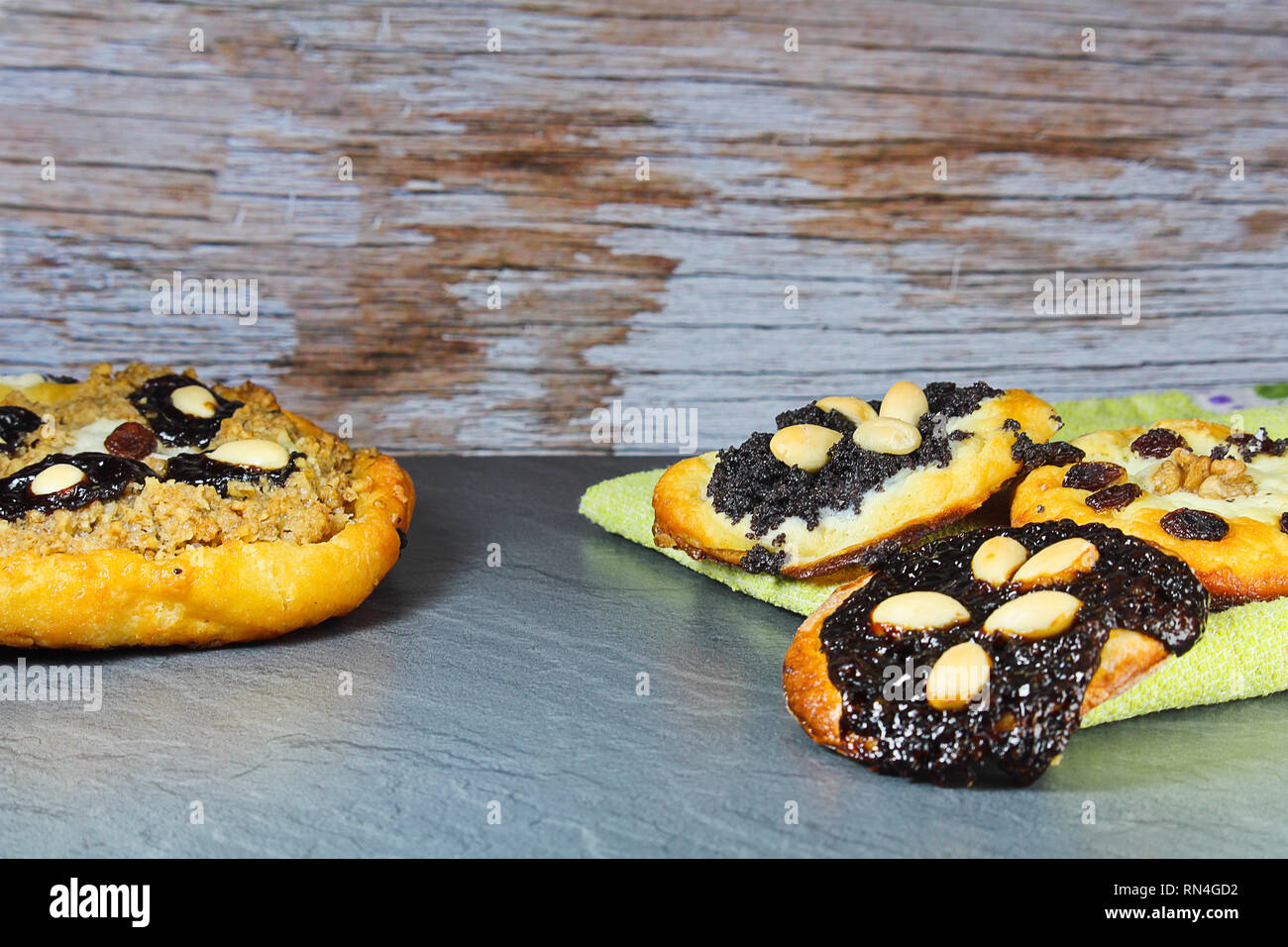 Gâteau de levure avec poppy, amande, raisins et fromage avec serviette Banque D'Images