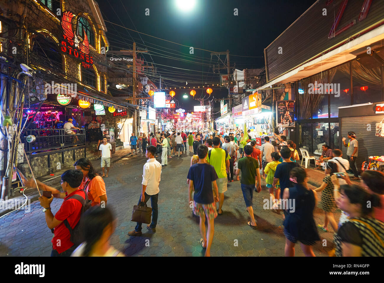 PATTAYA, THAÏLANDE - circa 2016, février : Walking Street de Pattaya la nuit. est un quartier rouge dans la ville de Pattaya, Thaïlande Banque D'Images