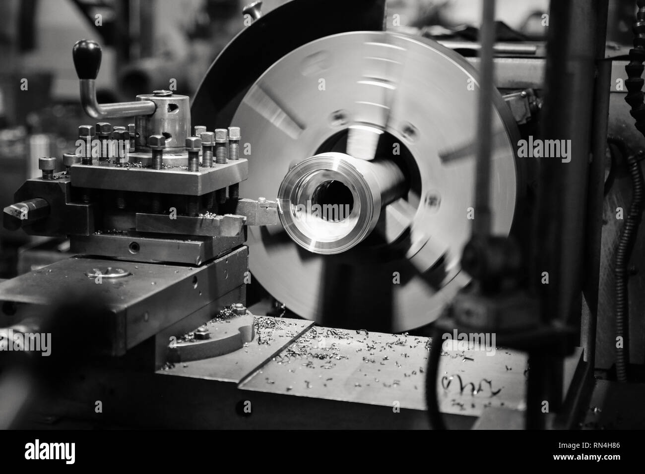 Processus tour CNC métallique. Automatisation de la production. Banque D'Images