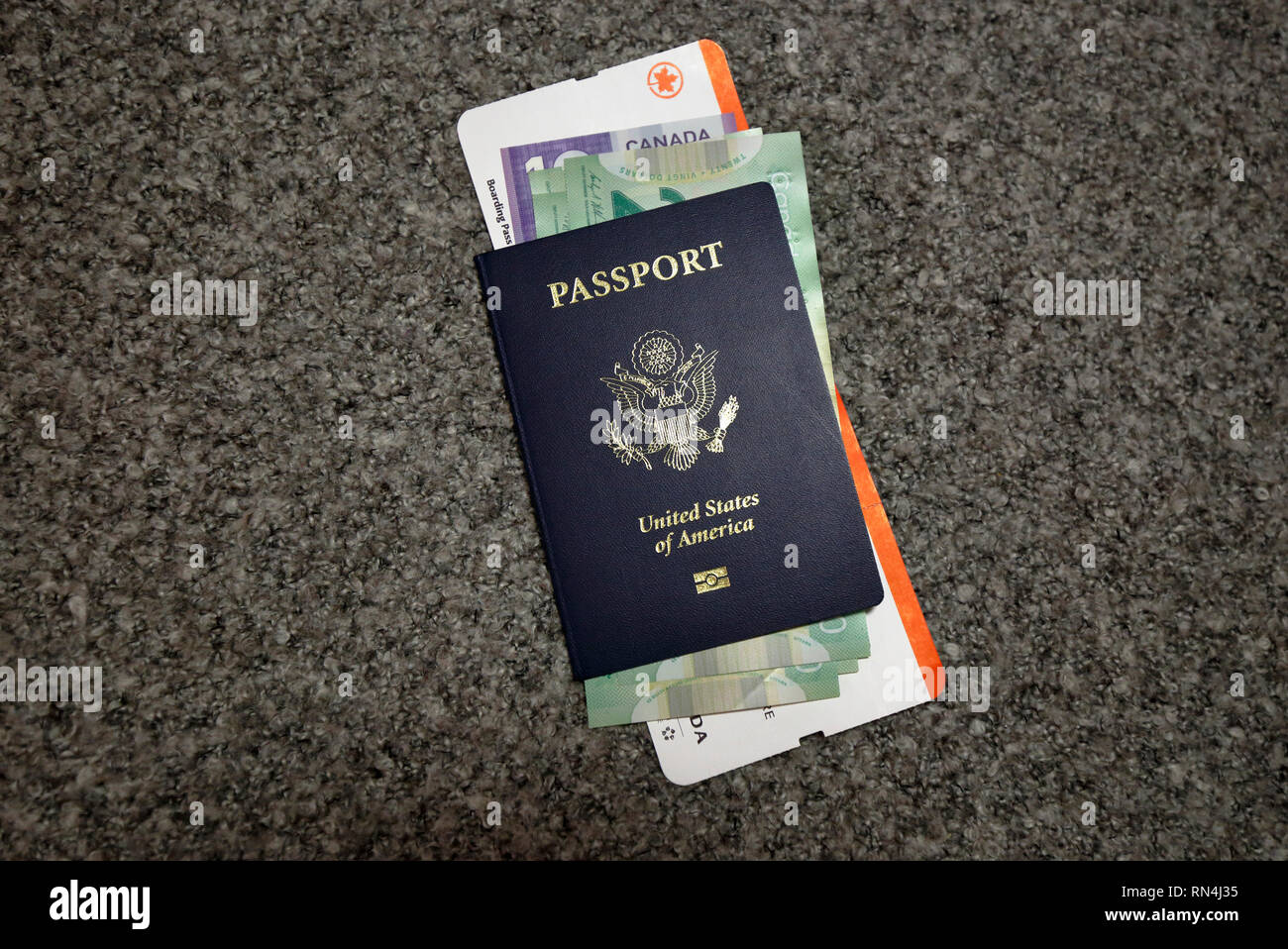 L'argent canadien, airline boarding pass, passeport US Banque D'Images