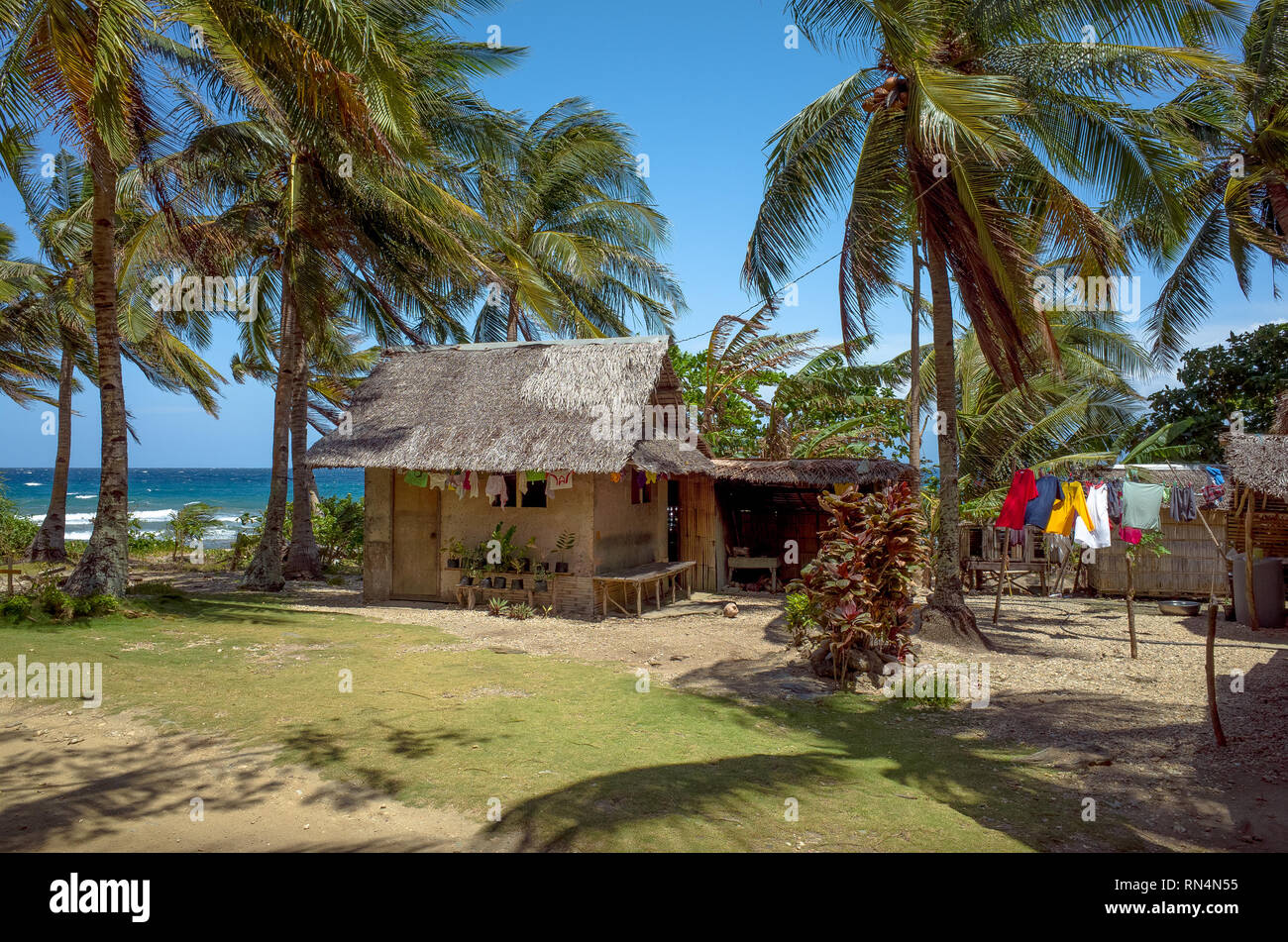 Huttes avec plage, palmiers, et le séchage des vêtements, El Nido - Philippines Banque D'Images
