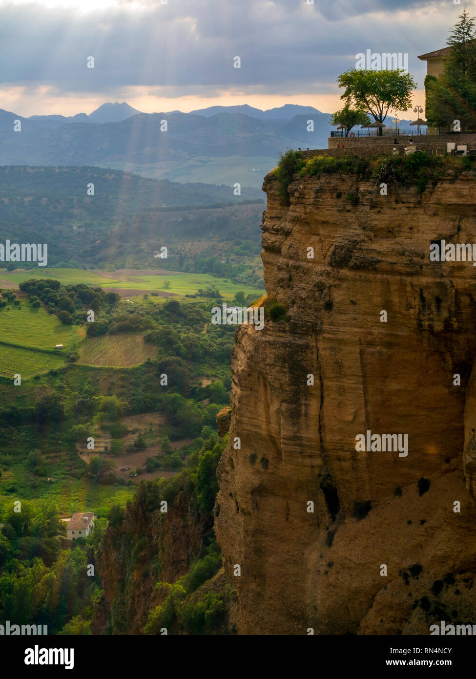 Des stries bien en face de la Gorge El Tajo de Ronda, une ville de patrimoine et de destination touristique populaire en Andalousie, espagne. Banque D'Images