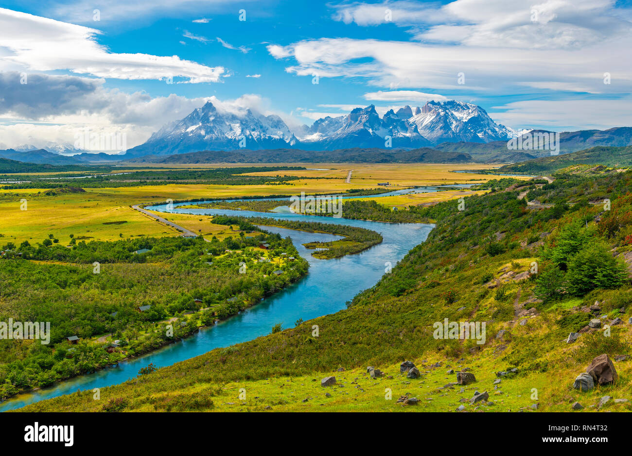 Pics Paine Grande, Cuernos et Torres del Paine avec des eaux glaciaires turquoise de la rivière serrano, Puerto Natales, Patagonie, Chili. Banque D'Images