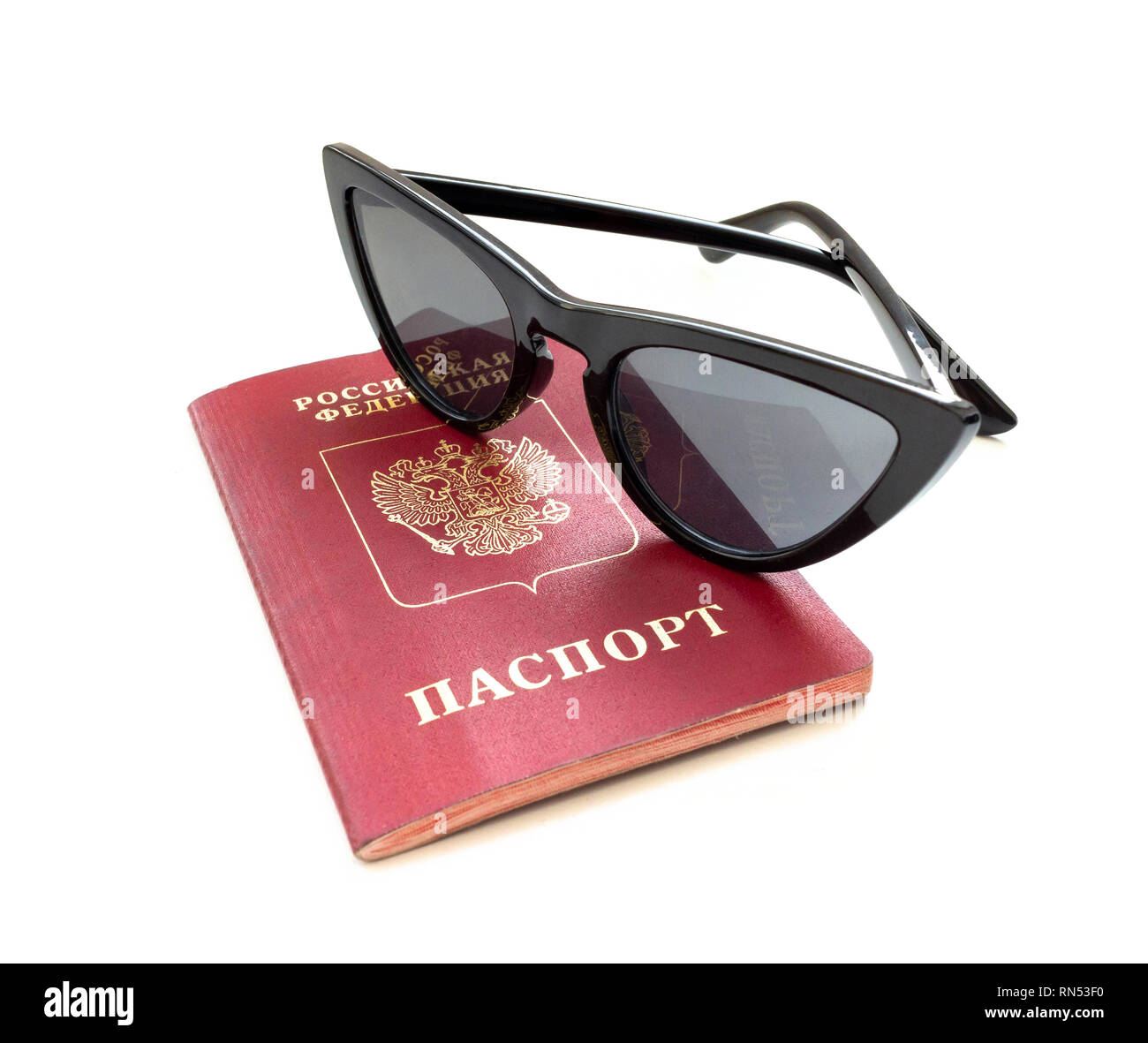 Passeport russe et lunettes isolé sur fond blanc. Photo en gros plan.  Concept de voyage Photo Stock - Alamy