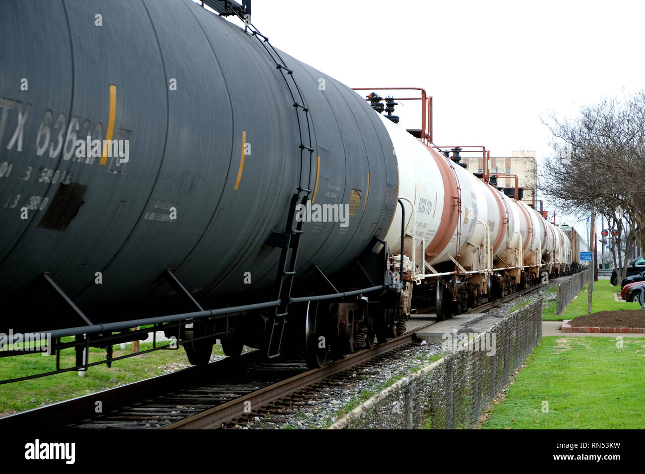 Wagons-citernes avec train de marchandises passant par le centre-ville de Bryan, Texas, USA ; transport par wagons chimiques. Banque D'Images