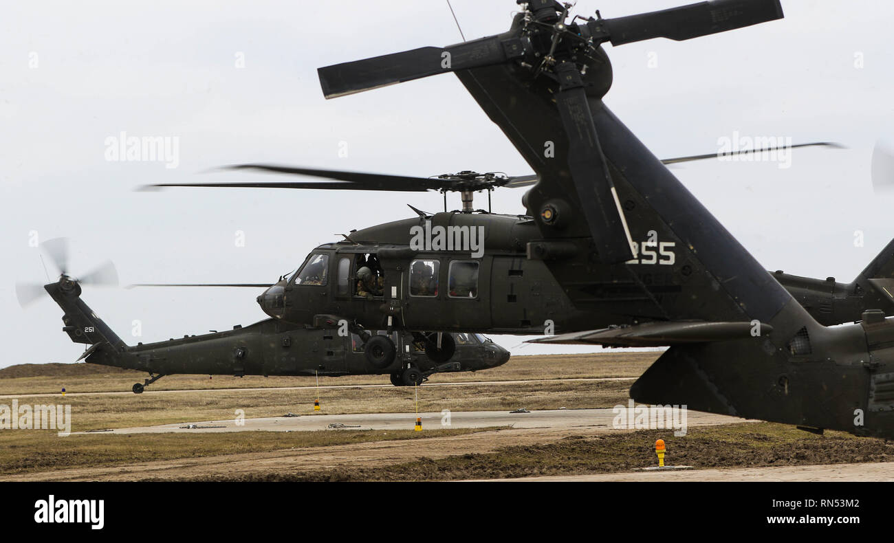 Blackhawks UH-60 avec 3e Bataillon d'hélicoptères d'attaque, 1er Régiment d'aviation, 1re Brigade d'aviation de combat, 1ère Division d'infanterie de Fort Riley, Kansas hover et se préparer à l'atterrissage après son arrivée à la base aérienne de Mihail Kogalniceanu, Roumanie le 16 février 2019. L'unité d'aviation est dans l'Europe de l'Atlantique à l'appui, l'engagement interarmées et multinationales pour construire et améliorer l'état de préparation le lien entre les pays partenaires de l'OTAN. Banque D'Images