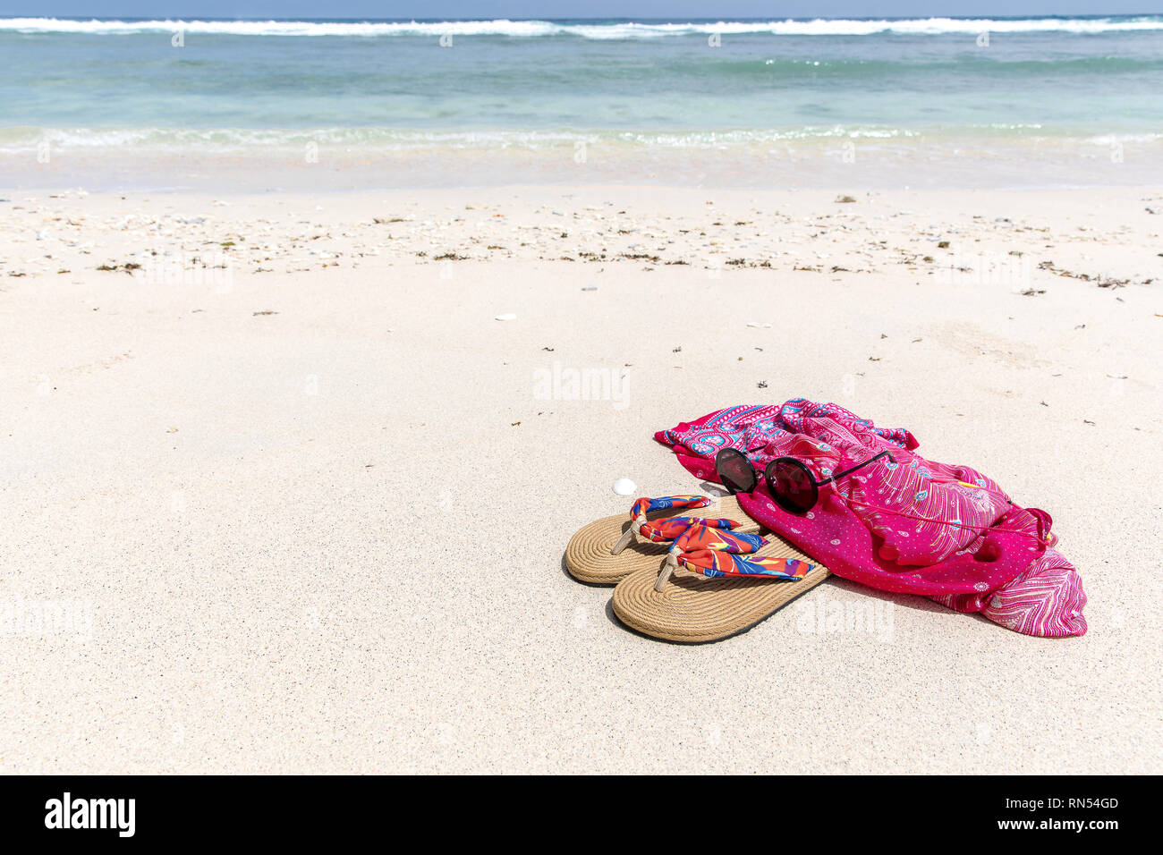 Background fond sable chaussons et paréo couleur corail en lunettes de Gili Trawangan, Indonésie Banque D'Images