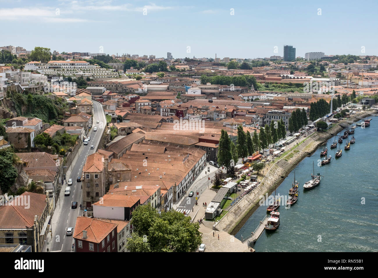 Les lodges de port de Vila Nova de Gaia et de vieux bateaux rabelo le long de la rivière Douro, Porto, Portugal Banque D'Images
