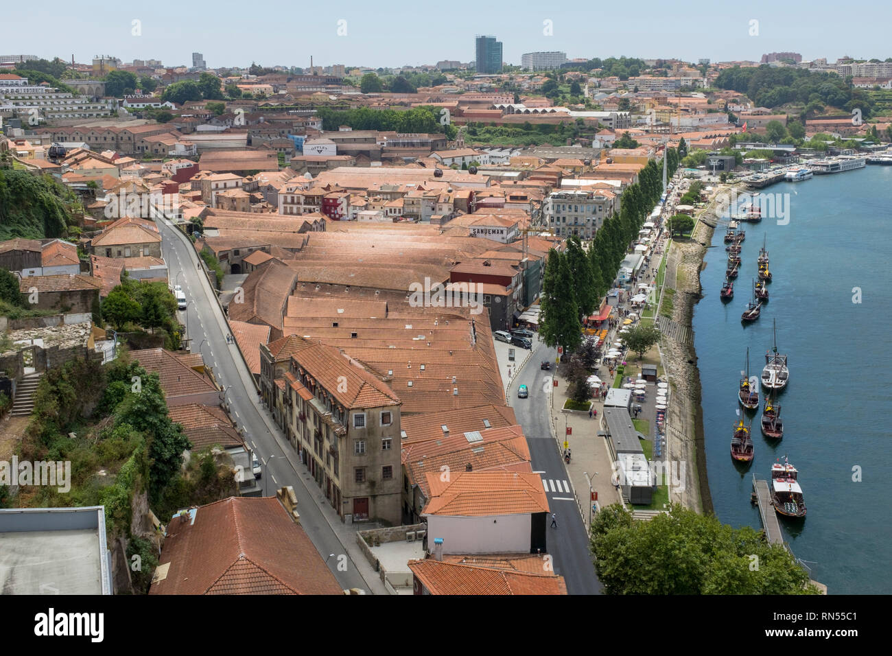 Les lodges de port de Vila Nova de Gaia et de vieux bateaux rabelo le long de la rivière Douro, Porto, Portugal Banque D'Images