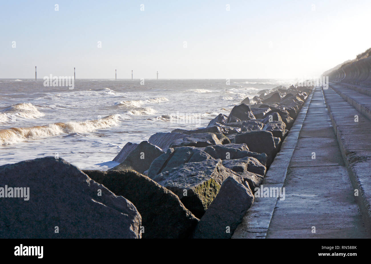 Vue de la digue, des rochers, et marqueur posts sur les récifs artificiels à proximité de la côte pour protéger les côtes en mer Palling, Norfolk, Angleterre, Royaume-Uni, Europe. Banque D'Images