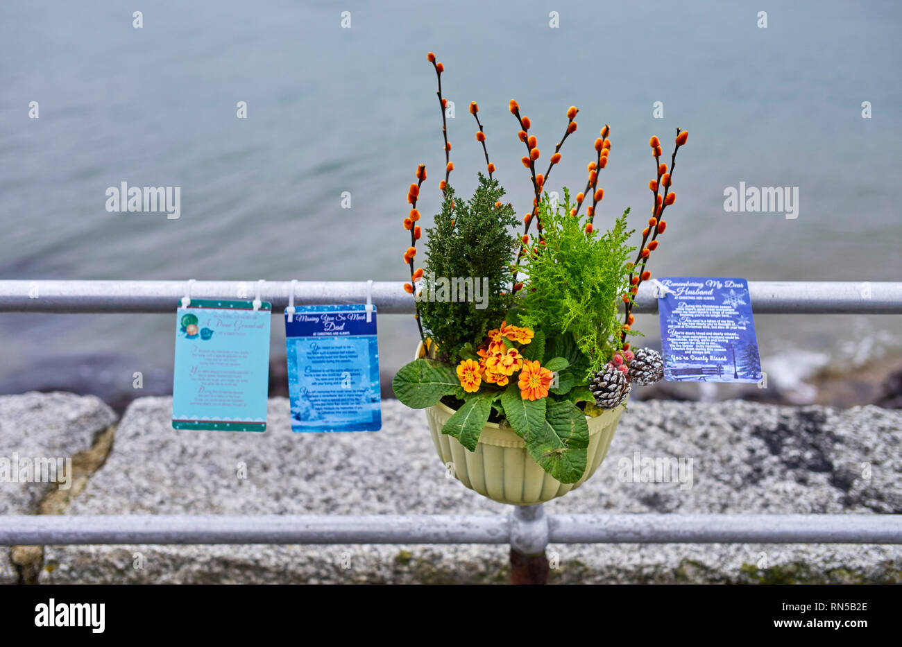 Mémorial poignant de fleurs au bord de l'eau du port de Portsmouth, manquer une mari, père et grand-père Banque D'Images