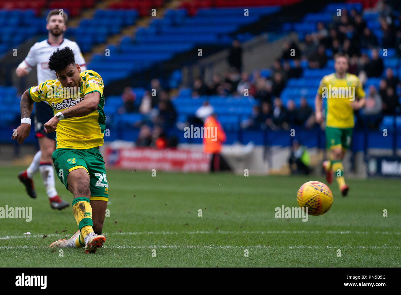 Norwich City Onel Hernández tire au but 16 février 2019, le stade de l'Université de Bolton, Bolton, Angleterre ; Sky Bet Championship, Bolton Wonderers vs Norwich City ; Credit : Terry Donnelly /News Images images Ligue de football anglais sont soumis à licence DataCo Banque D'Images