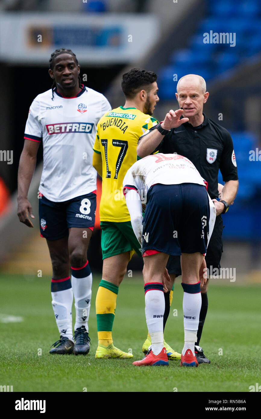 Arbitre Andy Woolmer parle à Bolton Wanderers Craig Noone avant de délivrer une carte jaune 16 février 2019, le stade de l'Université de Bolton, Bolton, Angleterre ; Sky Bet Championship, Bolton Wonderers vs Norwich City ; Credit : Terry Donnelly /News Images images Ligue de football anglais sont soumis à licence DataCo Banque D'Images