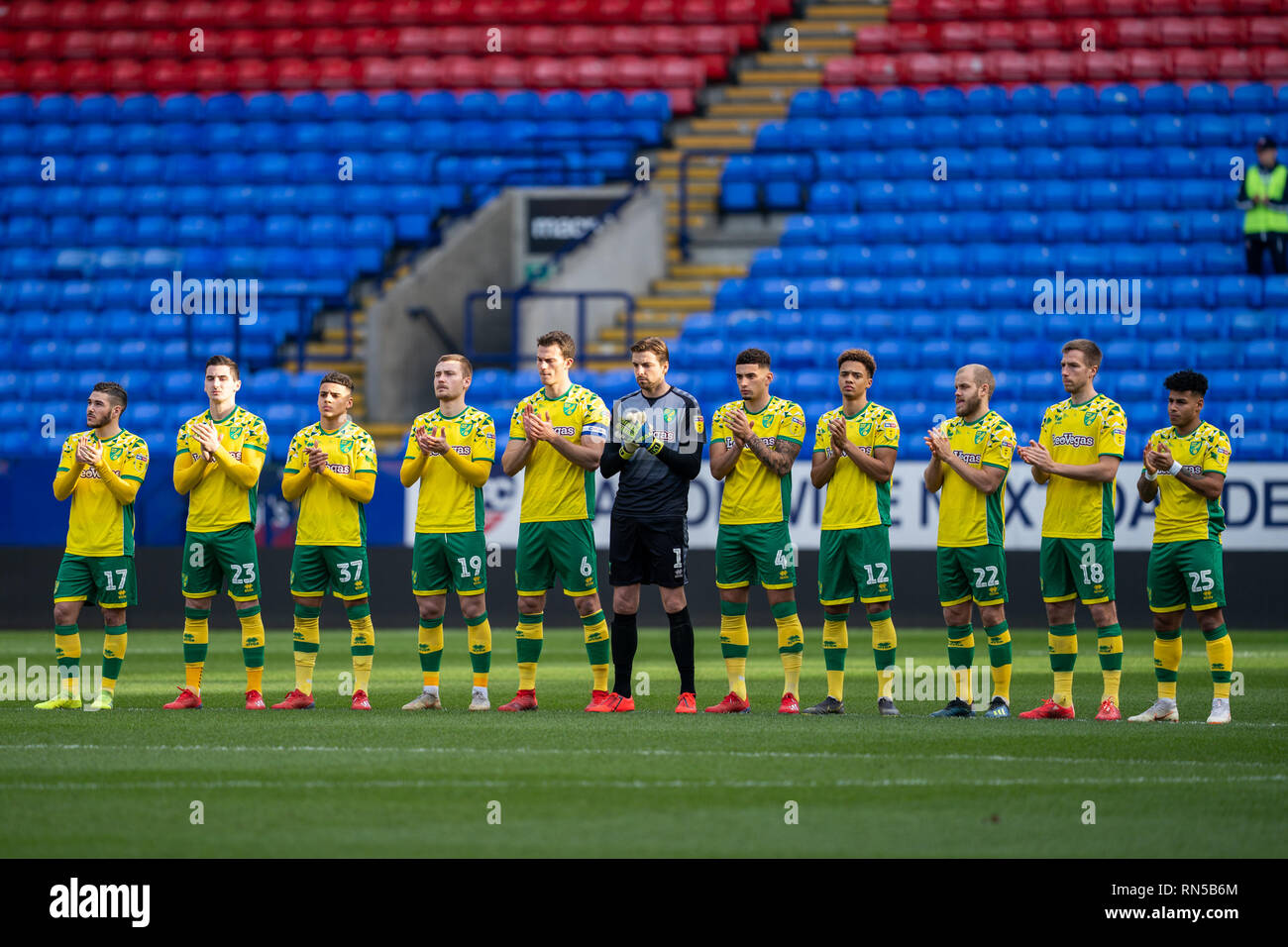 Gordon Banks hommage lors du début du match 16 février 2019, le stade de l'Université de Bolton, Bolton, Angleterre ; Sky Bet Championship, Bolton Wonderers vs Norwich City ; Credit : Terry Donnelly /News Images images Ligue de football anglais sont soumis à licence DataCo Banque D'Images