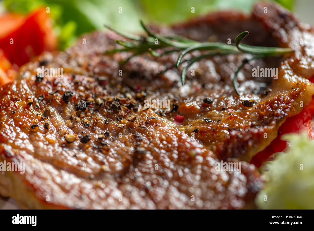 La viande de porc grillé savoureux parsemée de poivrons et légumes avec sel, Close up Banque D'Images