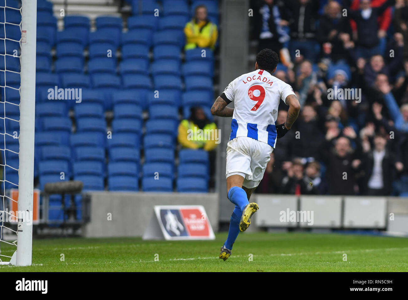 16 février 2019, Falmer Stadium, Brighton, Angleterre ; l'unis en FA Cup, 5e tour, Brighton vs Derby County ; Jürgen Locadia (09) Roues route de Brighton après avoir marqué son but pour le rendre 2-0 Crédit : Phil Westlake/News Images images Ligue de football anglais sont soumis à licence DataCo Banque D'Images