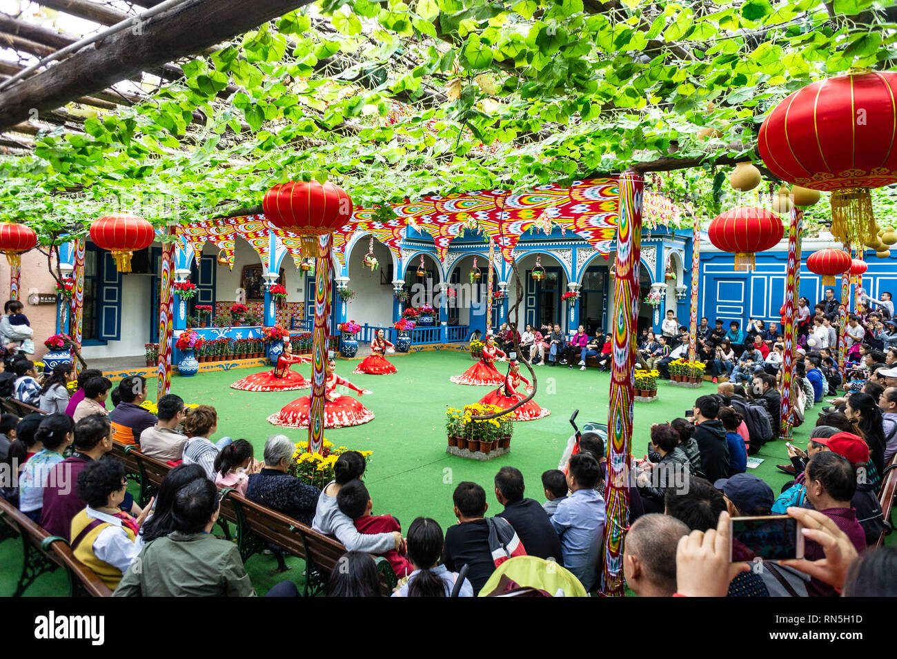 Uygur danseuses à Splendid China Folk Village parc à thème culturel à Shenzhen, Chine Banque D'Images