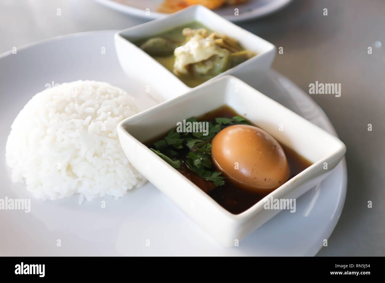 Soupe thaïlandaise ou oeuf dur avec la sauce Banque D'Images
