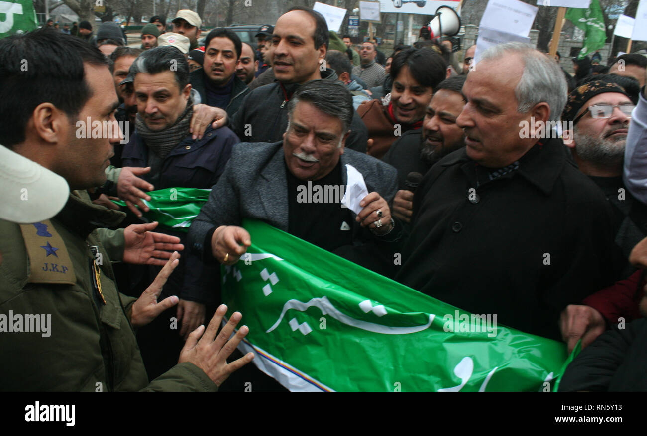 Le Cachemire indien, administré. 17 févr. 2019. Un Indien des agents de police s'arrête .Les hauts dirigeants et partisans du Jammu-et-Cachemire Peoples Democratic Party (PDP), au cours d'une protestation contre le prétendu harcèlement.et les attaques contre les Cachemiris au Jammu-et en dehors de l'état .la vie normale après avoir touché l'appel.bandh Cachemire bandh appel a été soutenue par les grandes organisations comme l'Alliance économique Cachemire et Cachemire de négociants et de fabricants de Russie ainsi que des associations de transporteurs.©Sofi Suhail/Alamy Live News Banque D'Images