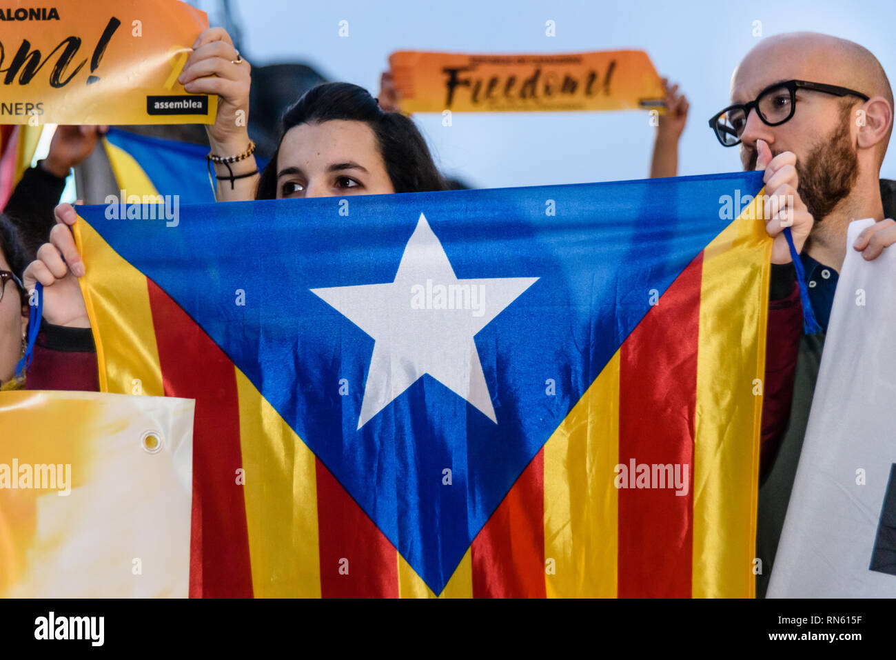 Londres, Royaume-Uni. 16 février 2019. La campagne catalane se rassemblent à Piccadilly Circus pour protester contre le parcours spectacle actuellement en Espagne de dirigeants Catalan. Ils disent que des innocents sont en prison et soumis à des procès sur de fausses accusations de violence. Peter Marshall/Alamy Live News Banque D'Images