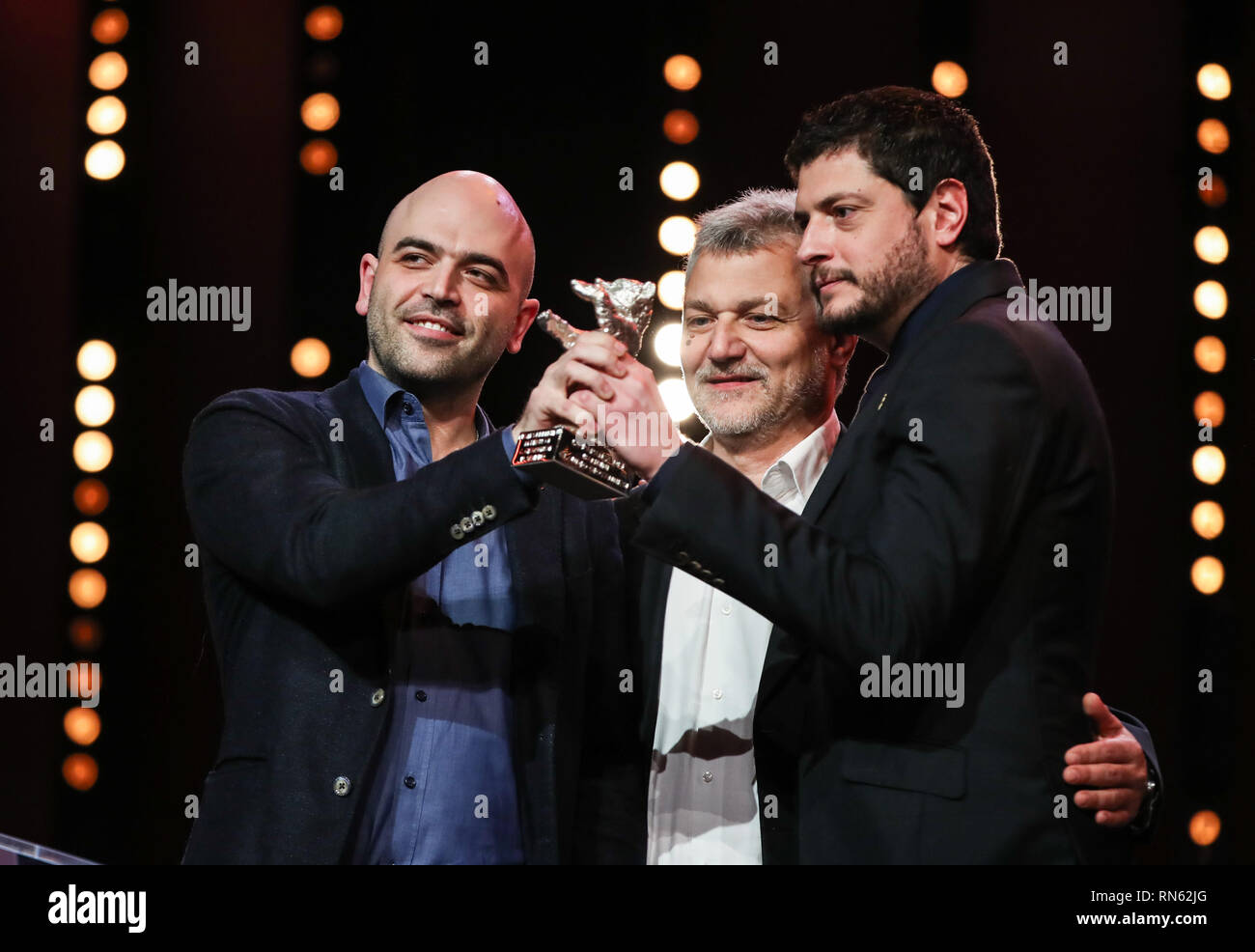 Berlin, Allemagne. 16 Février, 2019. Réalisateur et scénariste Claudio Giovannesi (R) et scénaristes Maurizio Braucci (C), Roberto Saviano recevoir l'Ours d'argent du meilleur scénario pour "Piranhas" lors de la cérémonie de remise des prix du 69e Festival International du Film de Berlin (Berlinale) Festival à Berlin, capitale de l'Allemagne, le 16 février 2019. Credit : Shan Yuqi/Xinhua/Alamy Live News Banque D'Images