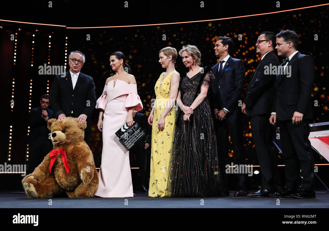 Berlin, Allemagne. 16 Février, 2019. Directeur de la Berlinale Dieter Kosslick (L) reçoit un ours en peluche à partir de membres de la Berlinale 2019 Jury lors de la cérémonie de remise des prix du 69e Festival International du Film de Berlin (Berlinale) à Berlin, capitale de l'Allemagne, le 16 février 2019. Credit : Shan Yuqi/Xinhua/Alamy Live News Banque D'Images