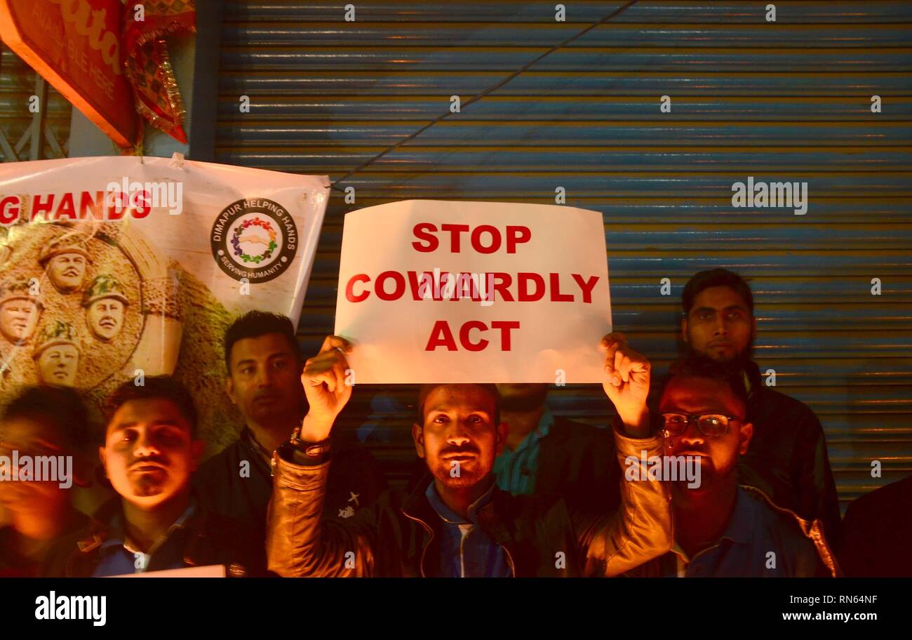 Jodhpur, Inde 17 févr. 2019 : manifestants tenir placard durant une manifestation pour la force de réserve centrale de Police (CRPF) attaque, qui a tué plus de 40 CRPF Indien, dans le nord-est de l'Indien Jodhpur état de Nagaland. Credit : Caisii Mao/Alamy Live News Banque D'Images