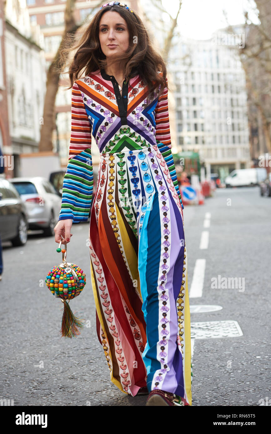 Londres, Royaume-Uni. Feb 17, 2019. Street style vu à la Semaine de la mode de Londres. Les clients arrivent pour l'AW19 show Vivienne Westwood. Credit : Saira MacLeod/Alamy Live News Banque D'Images