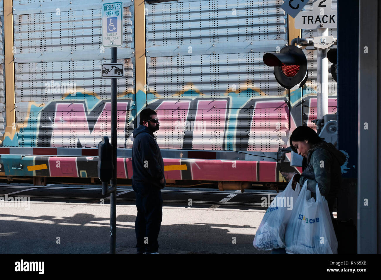 Nogales, Arizona, USA. 16 Février, 2019. Les ingénieurs de l'armée américaine a ajouté plusieurs plusieurs rangées de barbelés à la frontière qui sépare le mur de Nogales, Arizona de Nogales, Sonora au Mexique. Trump président envoyé plusieurs milliers de soldats américains à la frontière qui a ajouté deux rangées de barbelés en haut de la clôture le jour de l'élection. Credit : ZUMA Press, Inc./Alamy Live News Banque D'Images