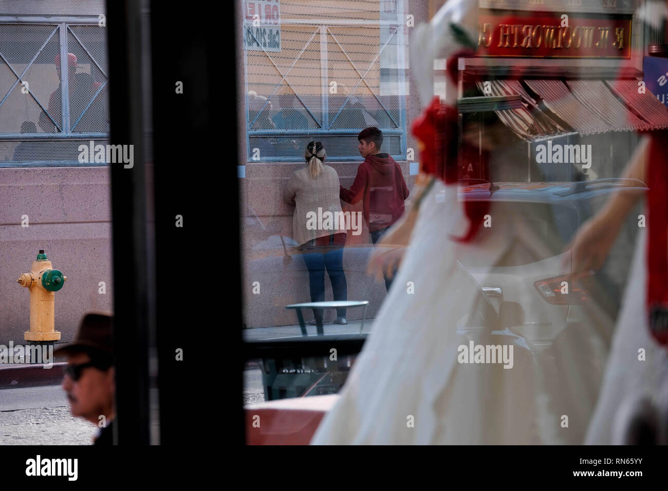 Nogales, Arizona, USA. 16 Février, 2019. Les ingénieurs de l'armée américaine a ajouté plusieurs plusieurs rangées de barbelés à la frontière qui sépare le mur de Nogales, Arizona de Nogales, Sonora au Mexique. Trump président envoyé plusieurs milliers de soldats américains à la frontière qui a ajouté deux rangées de barbelés en haut de la clôture le jour de l'élection. Credit : ZUMA Press, Inc./Alamy Live News Banque D'Images
