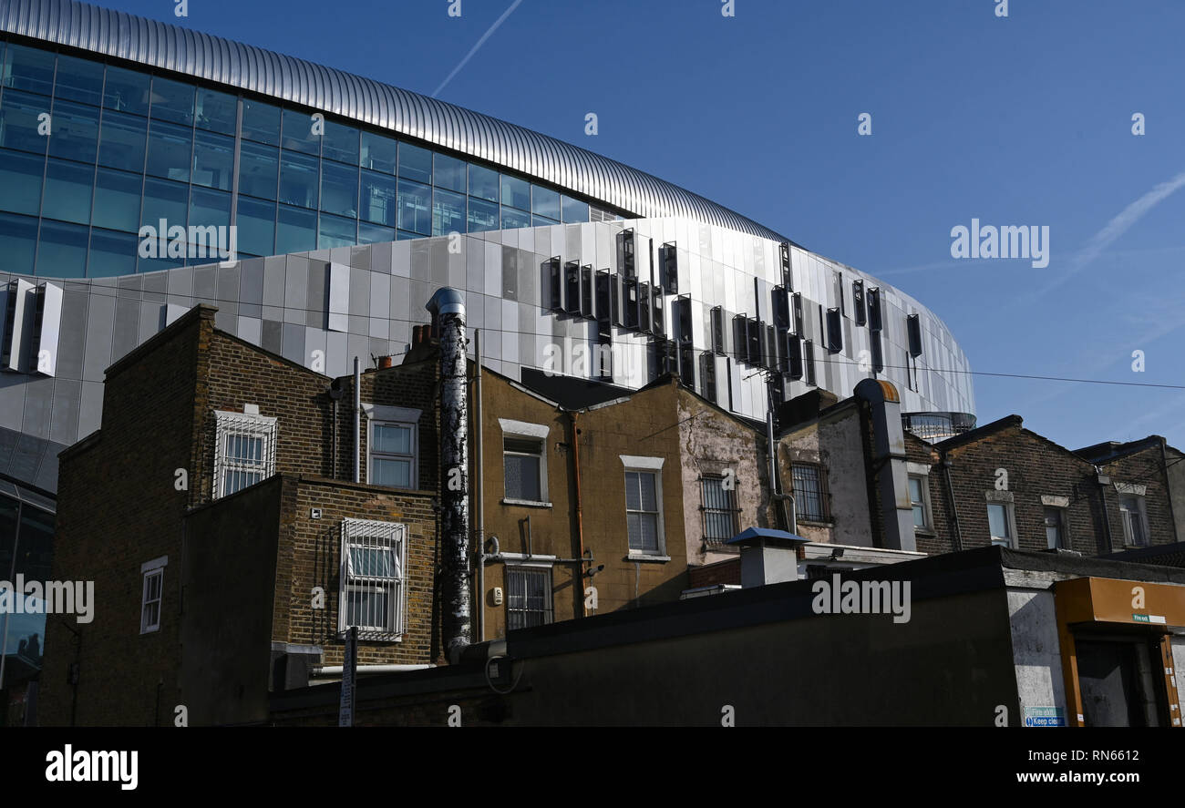 Londres, Royaume-Uni. Feb 17, 2019. Une belle journée ensoleillée par le nouveau Tottenham Hotspur Stadium dans le nord de Londres qu'il s'approche de son achèvement avec le football club de l'espoir de jouer leurs premiers jeux dans les prochaines semaines Crédit : Simon Dack/Alamy Live News Banque D'Images