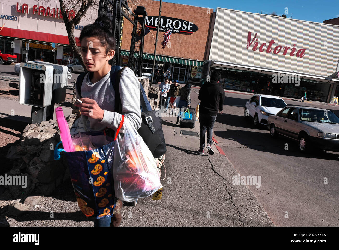 Nogales, Arizona, USA. 16 Février, 2019. Les ingénieurs de l'armée américaine a ajouté plusieurs plusieurs rangées de barbelés à la frontière qui sépare le mur de Nogales, Arizona de Nogales, Sonora au Mexique. Trump président envoyé plusieurs milliers de soldats américains à la frontière qui a ajouté deux rangées de barbelés en haut de la clôture le jour de l'élection. Credit : ZUMA Press, Inc./Alamy Live News Banque D'Images