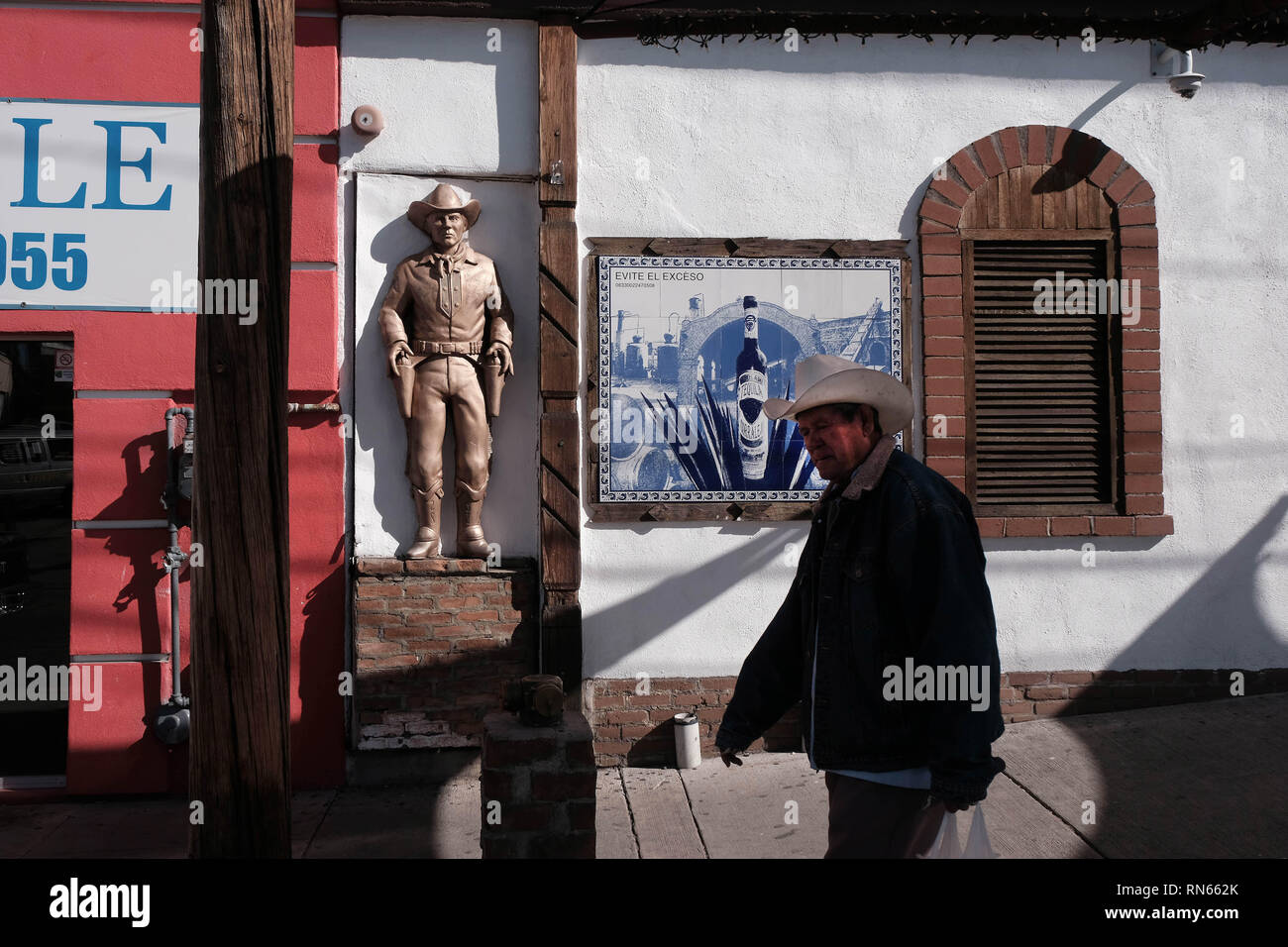 Nogales, Arizona, USA. 16 Février, 2019. Les ingénieurs de l'armée américaine a ajouté plusieurs plusieurs rangées de barbelés à la frontière qui sépare le mur de Nogales, Arizona de Nogales, Sonora au Mexique. Trump président envoyé plusieurs milliers de soldats américains à la frontière qui a ajouté deux rangées de barbelés en haut de la clôture le jour de l'élection. Credit : ZUMA Press, Inc./Alamy Live News Banque D'Images