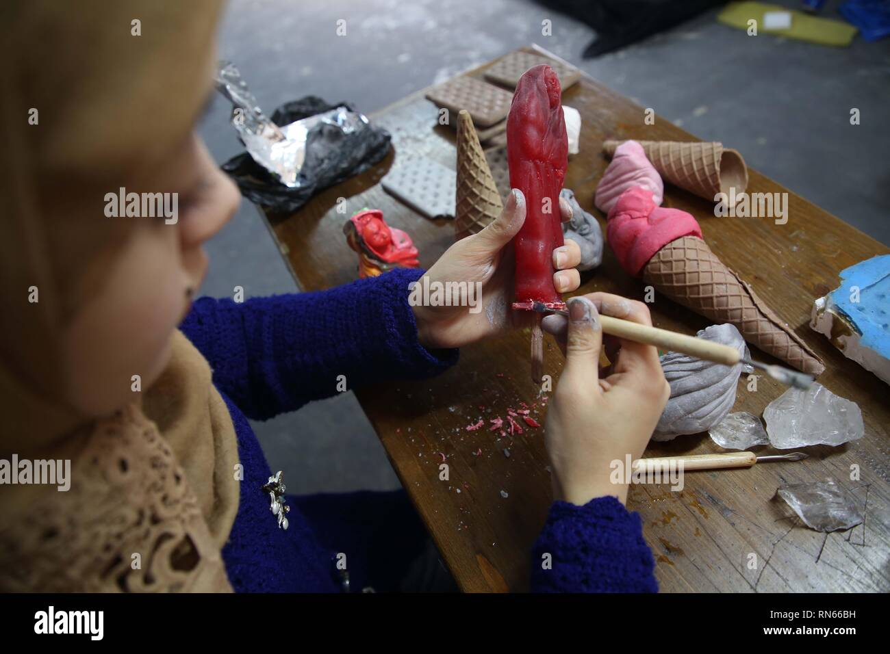 Rafah, dans la bande de Gaza, en Palestine. Feb 17, 2019. Artiste Duaa Qashtah 25 ans à partir de la ville de Rafah le sud de la bande de Gaza, en s'appuyant sur la crème glacée la crème glacée, elle forme les enfants palestiniens tués par les Israéliens, au cours de la guerre de Gaza de 2014, sur la crème glacée. Credit : Hassan Jedi et Quds Net News Wire/ZUMA/Alamy Live News Banque D'Images