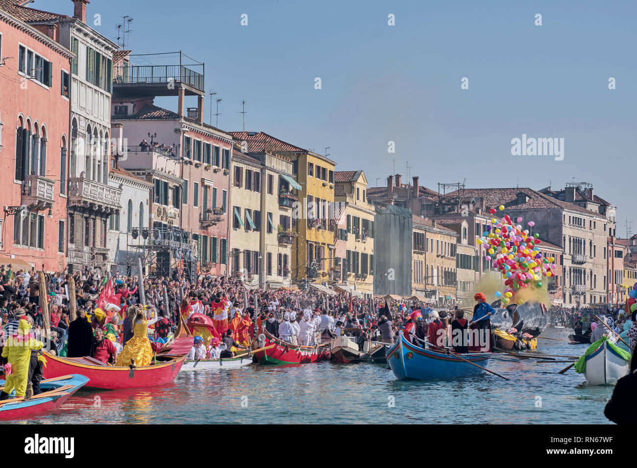 Venise, Italie. Feb 17, 2019. L'Pantegana traditionnel vénitien, bateau utilisé pour célébrer l'ouverture du Carnaval de Venise 2019. Venise, Italie. 17 février, 2019. Gentiane : crédit Polovina/Alamy Live News Banque D'Images