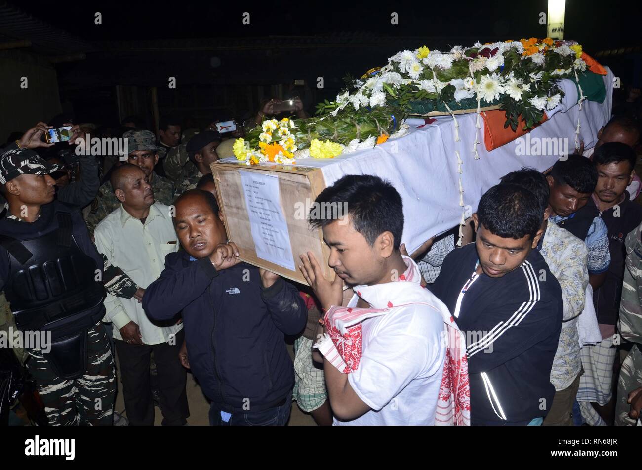 L'Assam, en Inde. 16 Février, 2019. Martyrs de Pulwama:attaque Baksa,Assam, Inde:16 Février 2019 : : Philippe Basumatary fils de tué CRPF Maneshwar Basumatary transporter le cercueil à Tamulpur Dans Baksa , Samedi, 16 février 2019. Maneshwar Basumatary, qui a perdu la vie dans l'attaque terroriste Pulwama jeudi. Credit : Hafiz Ahmed/Alamy Live News Banque D'Images