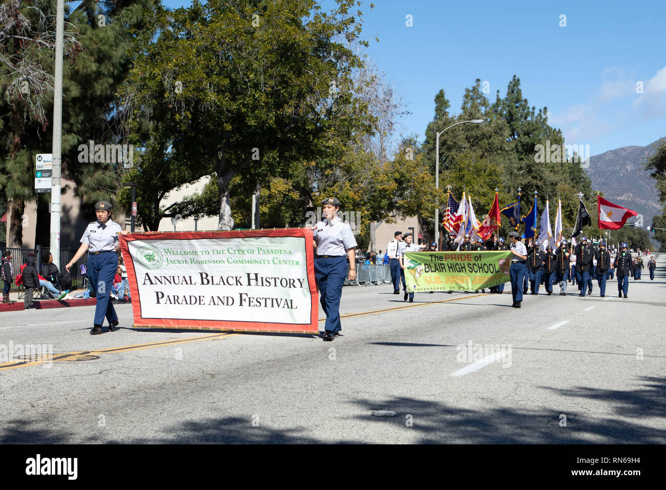 Pasadena, Los Angeles County, Californie, USA. 16 février 2019. - 37e assemblée annuelle de l'histoire des Noirs et le Festival Parade qui célèbre le patrimoine et la culture noire. La Communauté et les villes environnantes s'est joint à la célébration en participant et regarder la parade qui avait des stars, hommes politiques, militants, les clubs et les enfants de tous âges à partir de différents niveaux scolaires. Credit : Watrous Jesse/Alamy Live News Banque D'Images