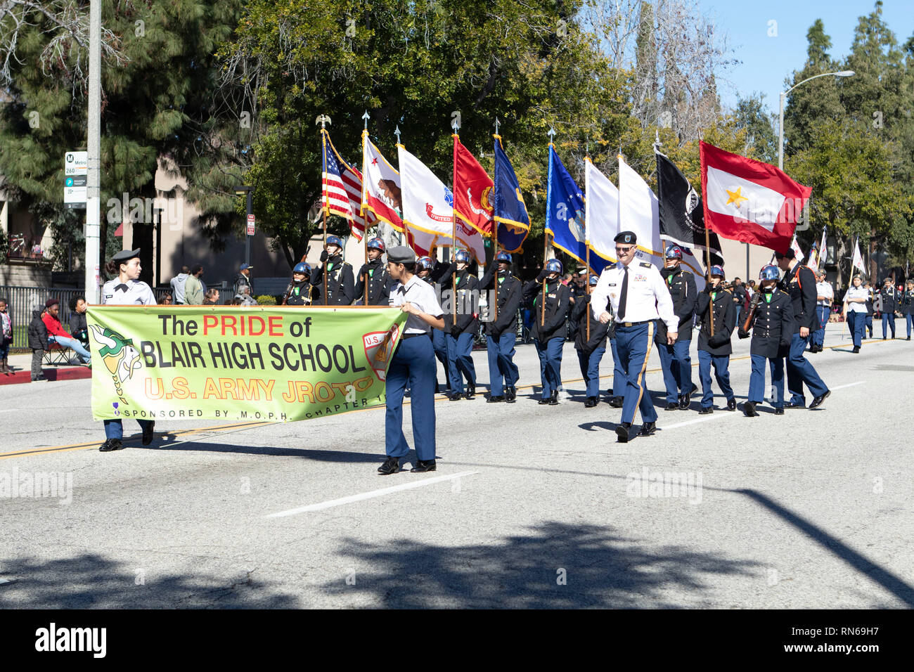 Pasadena, Los Angeles County, Californie, USA. 16 février 2019. - 37e assemblée annuelle de l'histoire des Noirs et le Festival Parade qui célèbre le patrimoine et la culture noire. La Communauté et les villes environnantes s'est joint à la célébration en participant et regarder la parade qui avait des stars, hommes politiques, militants, les clubs et les enfants de tous âges à partir de différents niveaux scolaires. Credit : Watrous Jesse/Alamy Live News Banque D'Images