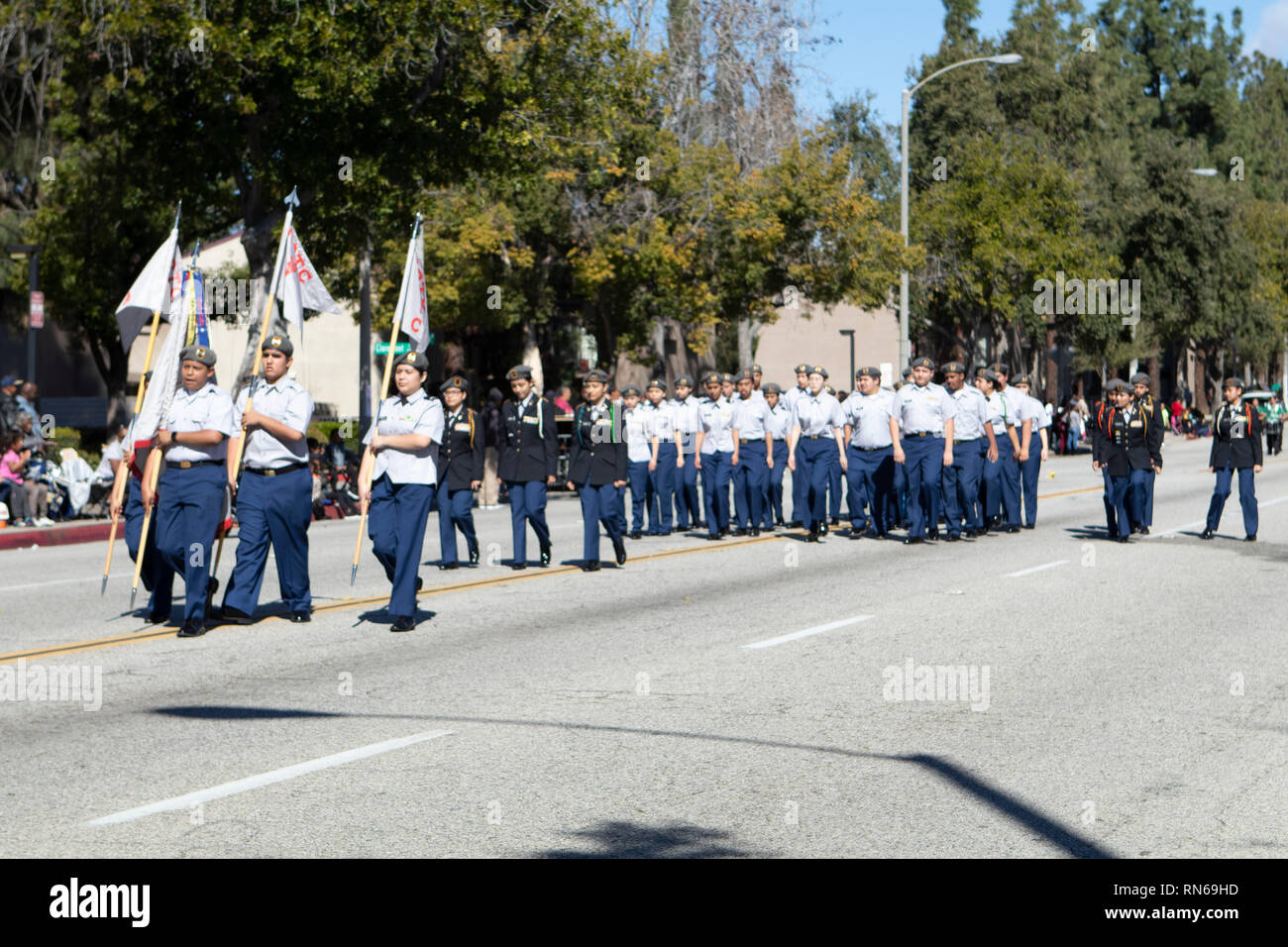 Pasadena, Los Angeles County, Californie, USA. 16 février 2019. - 37e assemblée annuelle de l'histoire des Noirs et le Festival Parade qui célèbre le patrimoine et la culture noire. La Communauté et les villes environnantes s'est joint à la célébration en participant et regarder la parade qui avait des stars, hommes politiques, militants, les clubs et les enfants de tous âges à partir de différents niveaux scolaires. Credit : Watrous Jesse/Alamy Live News Banque D'Images