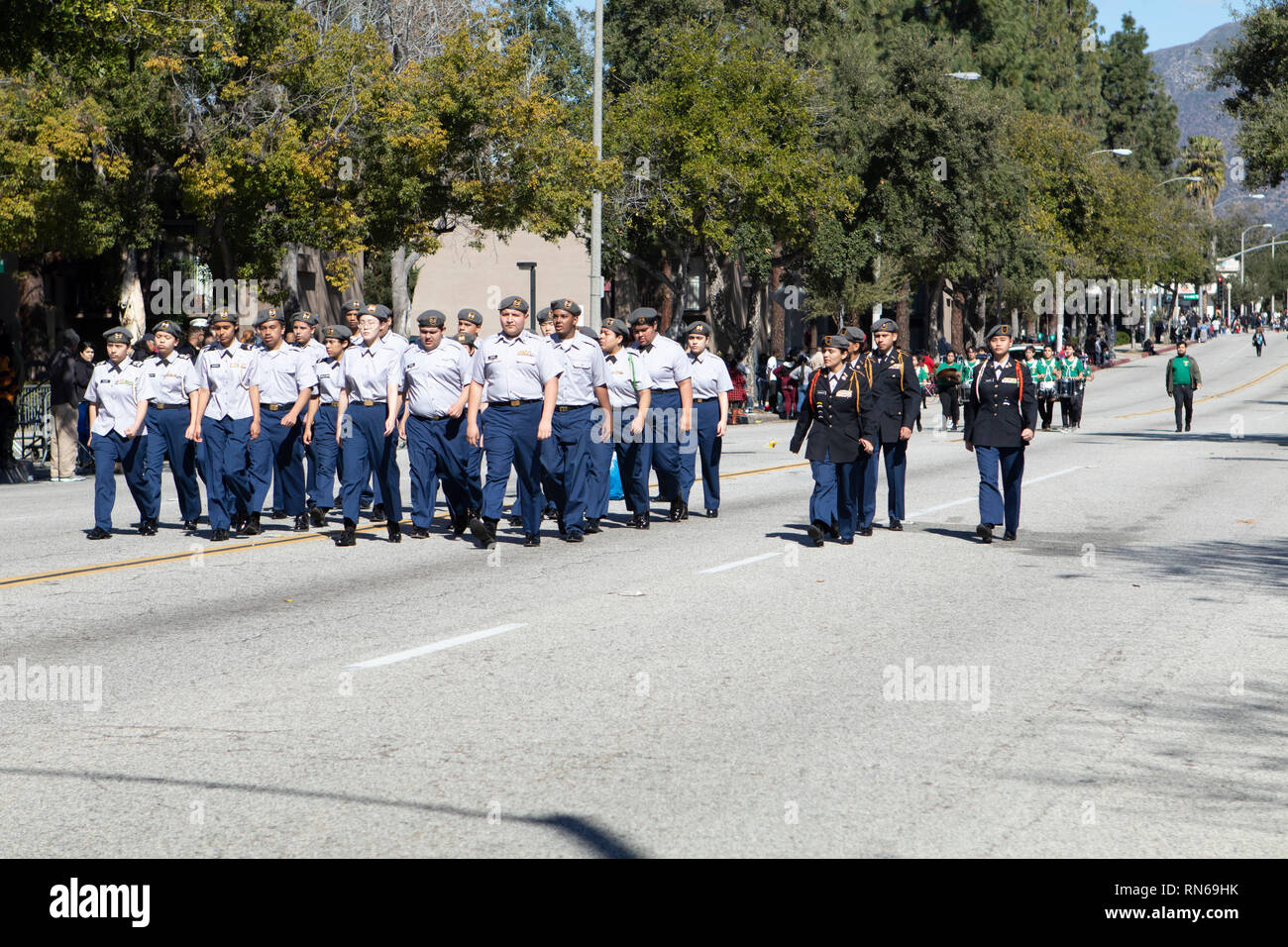 Pasadena, Los Angeles County, Californie, USA. 16 février 2019. - 37e assemblée annuelle de l'histoire des Noirs et le Festival Parade qui célèbre le patrimoine et la culture noire. La Communauté et les villes environnantes s'est joint à la célébration en participant et regarder la parade qui avait des stars, hommes politiques, militants, les clubs et les enfants de tous âges à partir de différents niveaux scolaires. Credit : Watrous Jesse/Alamy Live News Banque D'Images